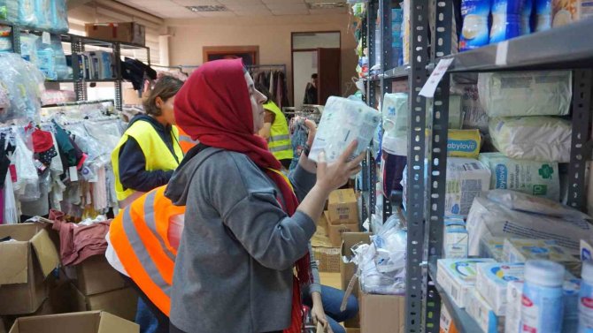 Depremden Kurtulan Kadın, Yaraların Sarılması İçin Çalışmalara Destek Veriyor