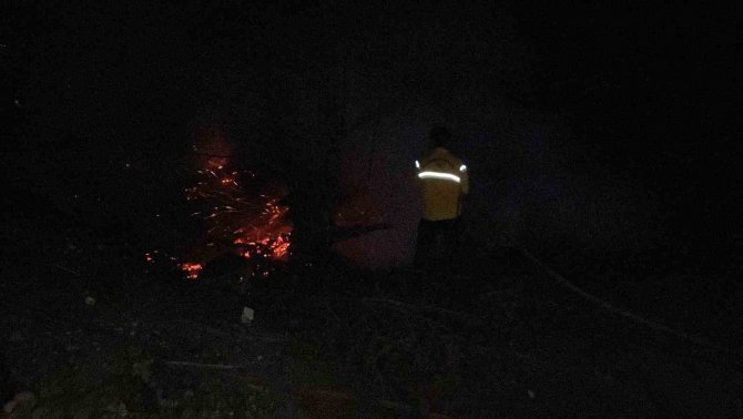 (Zonguldak) Nehir Kenarında Yakılan Ateş Örtü Yangınına Dönüştü
