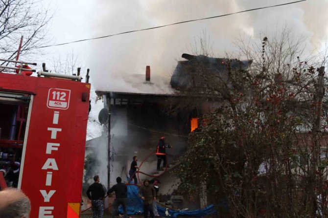 Sakarya’da 2 Katlı Ev Alev Alev Yandı