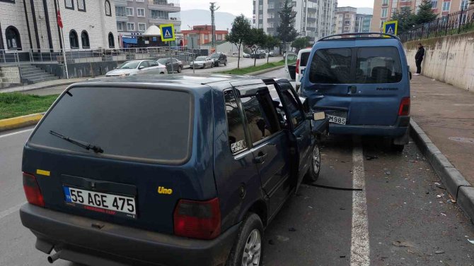 Samsun’da Otomobil Park Halindeki Araca Çarptı: 1 Yaralı