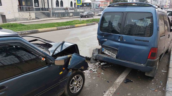 Samsun’da Otomobil Park Halindeki Araca Çarptı: 1 Yaralı