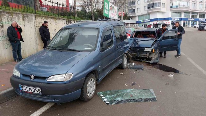 Samsun’da Otomobil Park Halindeki Araca Çarptı: 1 Yaralı