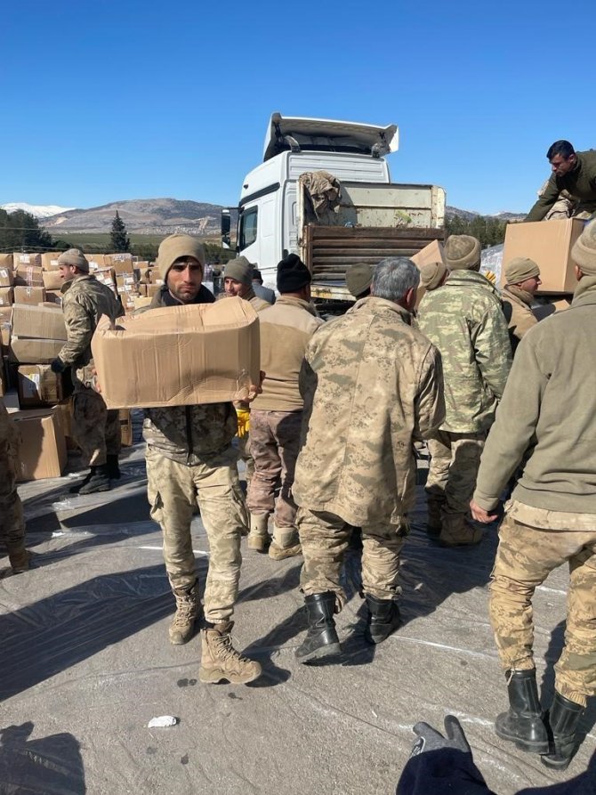 Baykan’dan Giden Güvenlik Korucuları Deprem Bölgesinde Yaraları Sarıyor