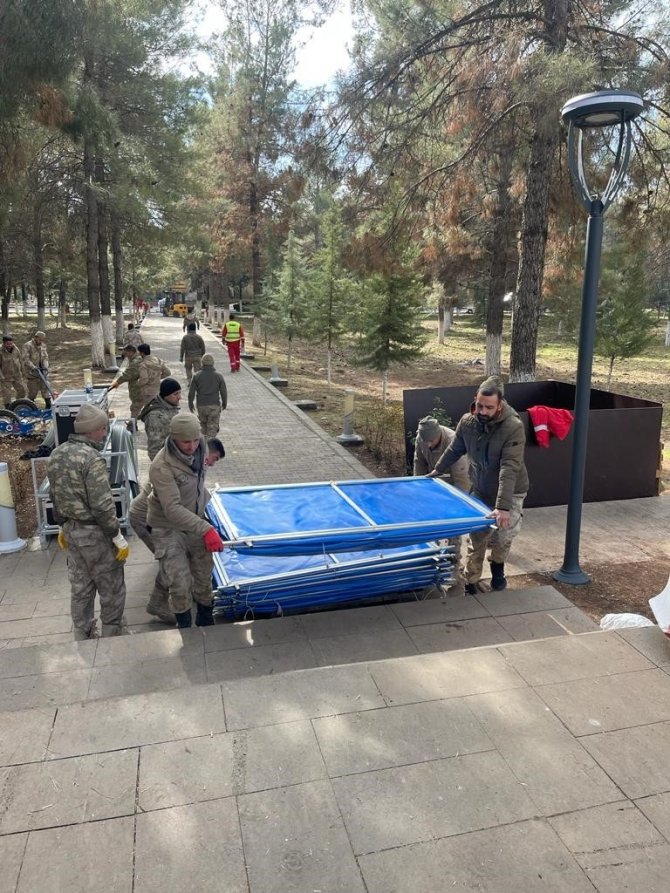 Baykan’dan Giden Güvenlik Korucuları Deprem Bölgesinde Yaraları Sarıyor