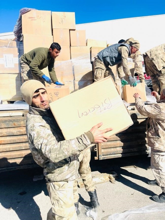 Baykan’dan Giden Güvenlik Korucuları Deprem Bölgesinde Yaraları Sarıyor