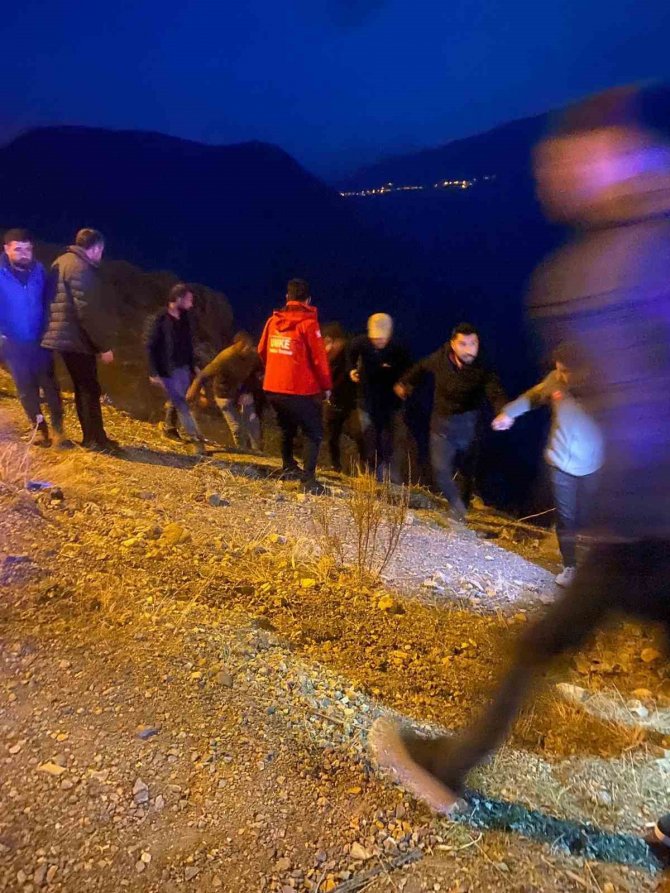 Siirt’te Kayalıklardan Düşen Vatandaş Yaralandı