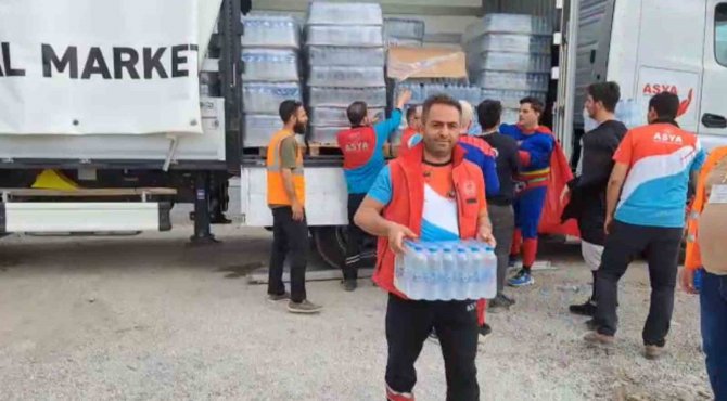 Hatay’da Çadır Kentte Yaşayan Depremzedelere Hazır Su Ve Gıda Desteği