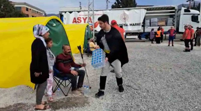 Hatay’da Çadır Kentte Yaşayan Depremzedelere Hazır Su Ve Gıda Desteği