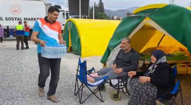Hatay’da Çadır Kentte Yaşayan Depremzedelere Hazır Su Ve Gıda Desteği