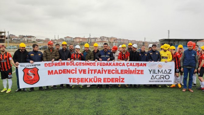 Suluovasporlu Futbolcular Maça Madenci Bareti Ve Pankartla Çıktı