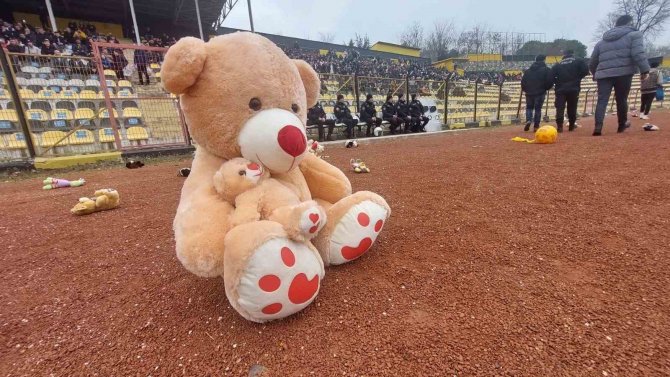 Depremzede Çocuklar İçin Sahaya Oyuncak Yağdı