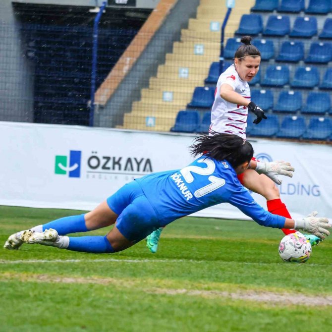 Turkcell Kadın Futbol Süper Ligi: Ankara Büyükşehir Belediyesi Fomget: 1 - Fenerbahçe: 0