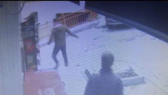 İ̇stanbul’da Uzun Namlulu Silahla Saldırı Anları Kamerada: Silahını Çekip Peşlerinden Koştu