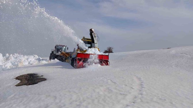 Muş’ta 5 Metrelik Karda Zorlu Çalışma