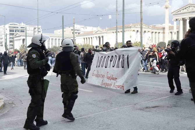 Atina’da Tren Kazası Protestosunda Göstericiler Polisle Çatıştı