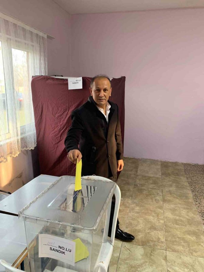 Yeni Mahalle Muhtarını Seçmek İçin Sandık Başına Gitti