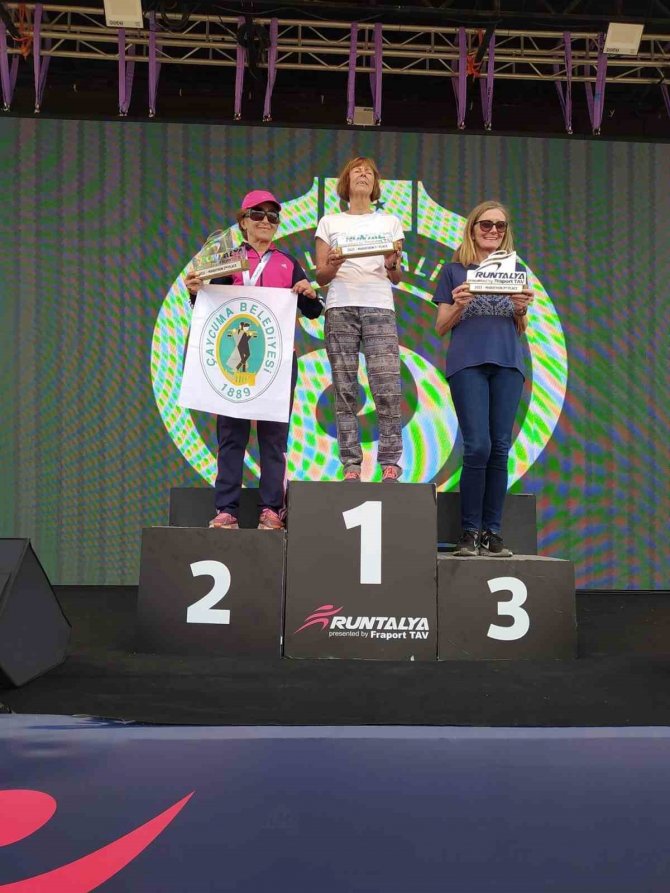 Nilgün Öğretmen Antalya Maratonu’nda Başarı Elde Etti