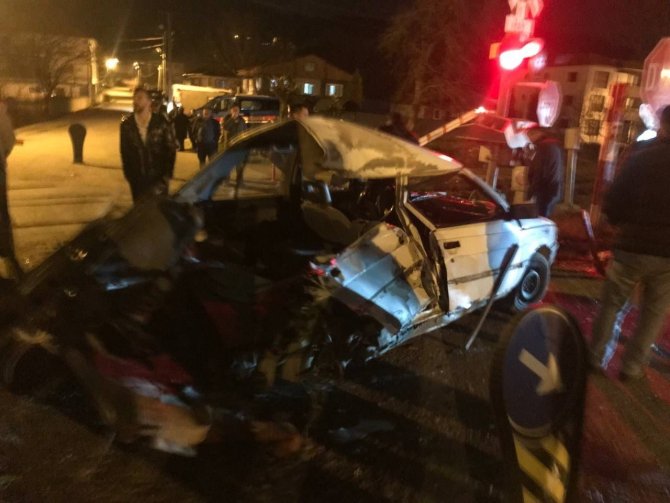 Tren Hemzemin Geçitte Otomobili Biçti: 2 Yaralı