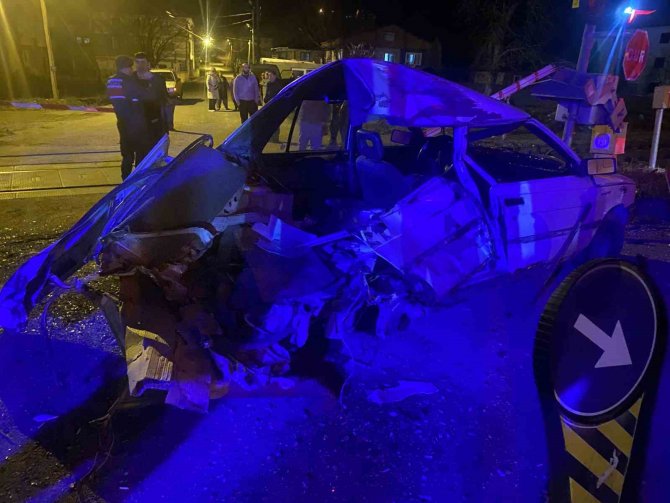 Tren Hemzemin Geçitte Otomobili Biçti: 2 Yaralı
