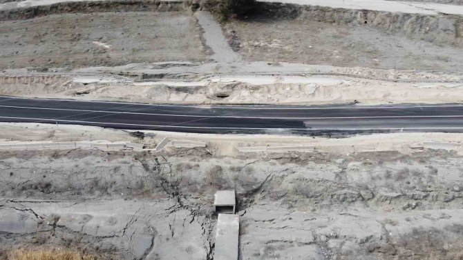 Karayolundaki Hasar Depremin Boyutunu Gözler Önüne Serdi