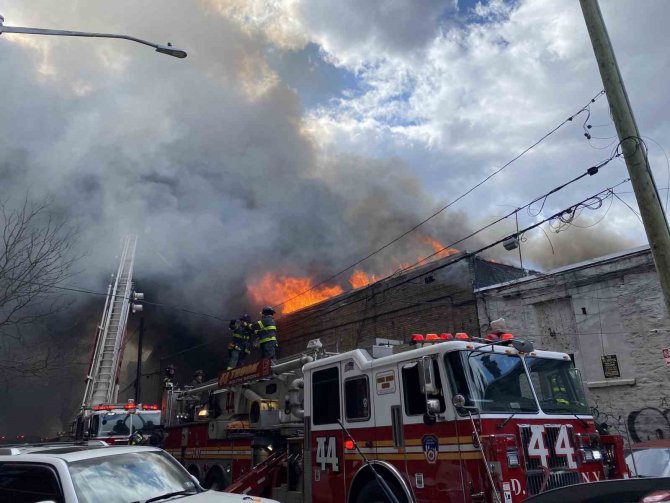 New York’ta Süpermarkette Yangın: 7 Yaralı