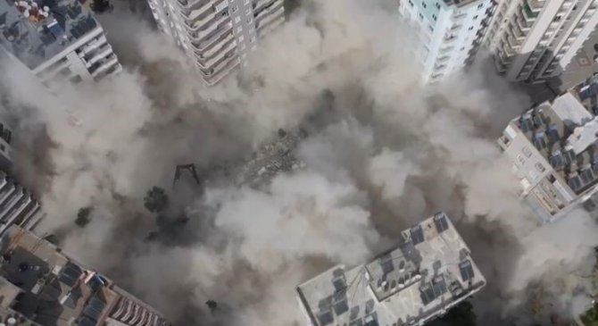 Depremde Ağır Hasar Alan Apartman Yıkıldı