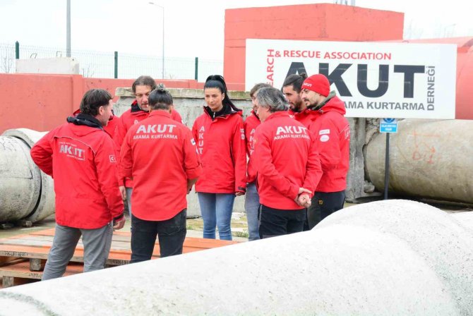27 Kişiyi Yıkıntıların Arasından Sağ Çıkaran Ekibin Lideri O Anları Anlattı