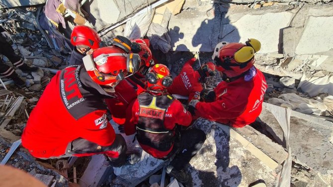 27 Kişiyi Yıkıntıların Arasından Sağ Çıkaran Ekibin Lideri O Anları Anlattı