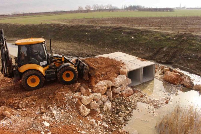 Elmalı Bayralar Mahallesi’nde Köprü İnşaatına Başlandı
