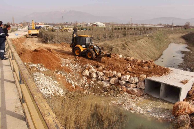 Elmalı Bayralar Mahallesi’nde Köprü İnşaatına Başlandı