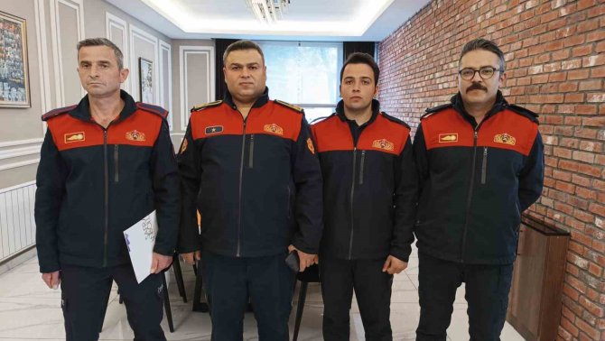 Deprem Bölgesinde Görev Yapan İtfaiye Amiri: "Canlı Olarak Görmek Bütün Yorgunluğumuzu Aldı"