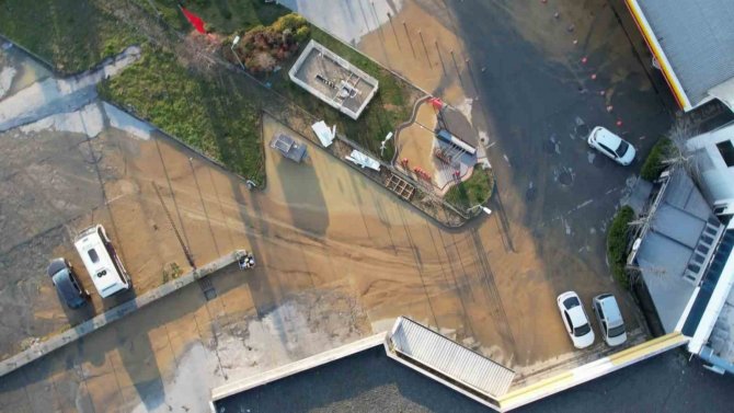 Arnavutköy’de Su Borusu Patladı, Tonlarca Su Dakikalarca Boşa Aktı