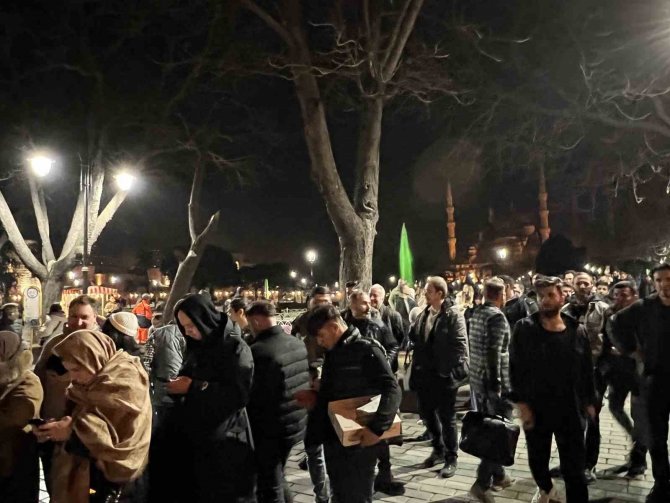 Berat Kandili’nde Vatandaşlar Ayasofya’ya Akın Etti