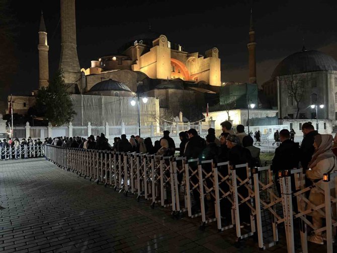 Berat Kandili’nde Vatandaşlar Ayasofya’ya Akın Etti