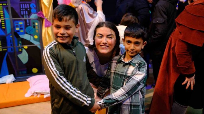 Ayvalık’ta Belediye Tiyatrosu Depremzede Çocukları Unutmadı