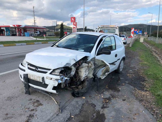 Balıkesir-bursa Karayolu Üzerinde Trafik Kazasında 2 Kişi Yaralandı