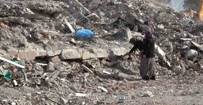 İ̇slahiye’de Enkaz Kaldırma Ve Bina Yıkım İşlemleri Sürüyor