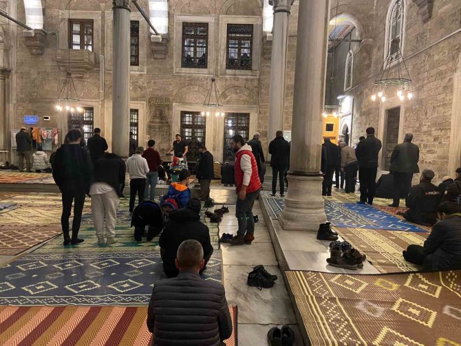 Berat Kandili’nde Vatandaş Eyüp Sultan Camii’ne Akın Etti