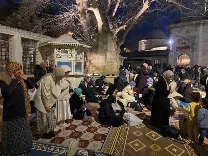 Berat Kandili’nde Vatandaş Eyüp Sultan Camii’ne Akın Etti