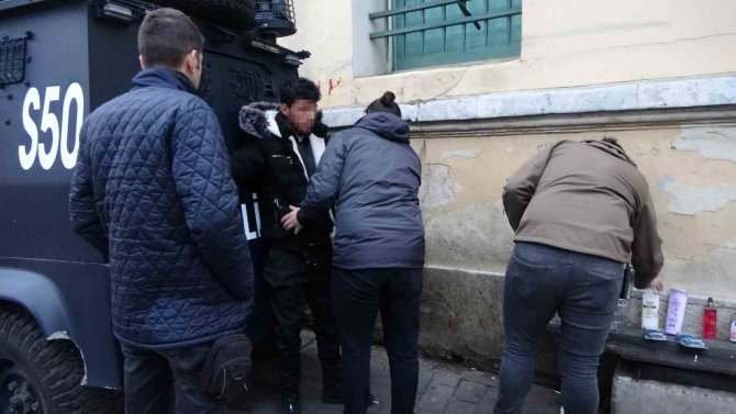 Beyoğlu’nda Marketten Hırsızlık Yapan Şüpheli Taksim Meydanı’nda Yakalandı