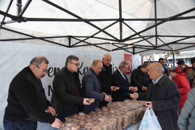 Bilecik Belediyesi Kandil Dolayısıyla Helva İkramı Yaptı