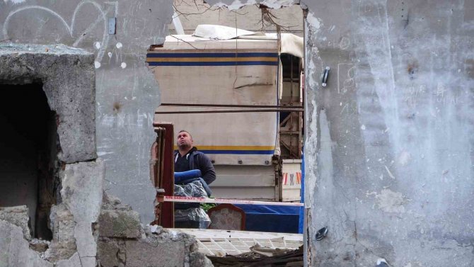 Ağır Hasarlı Binaların Arasında Kurulan Semt Pazarı Faciaya Davetiye Çıkarıyor