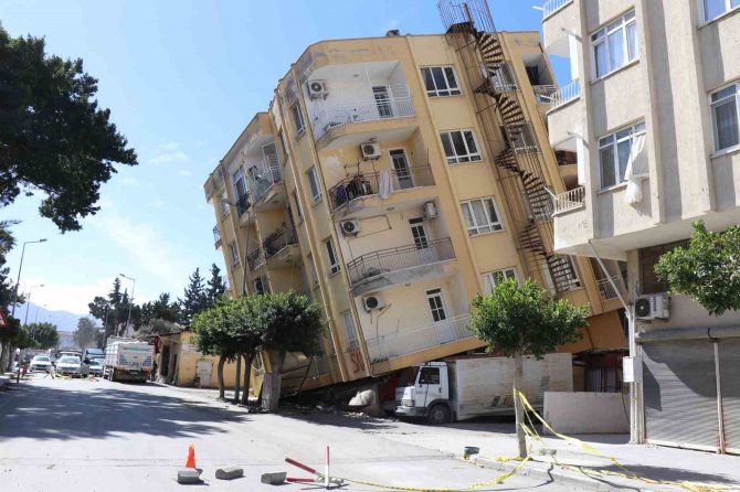 Her An Çökebilir: Yan Yatan 5 Katlı Binayı Altında Kalan Kamyonet Tutuyor