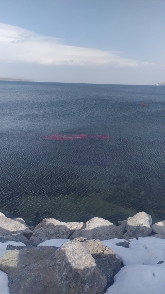 Rüzgarda Van Gölü’ne Düşen Dev Türk Bayrağı Sahil Güvenlik Ekiplerince Çıkarıldı