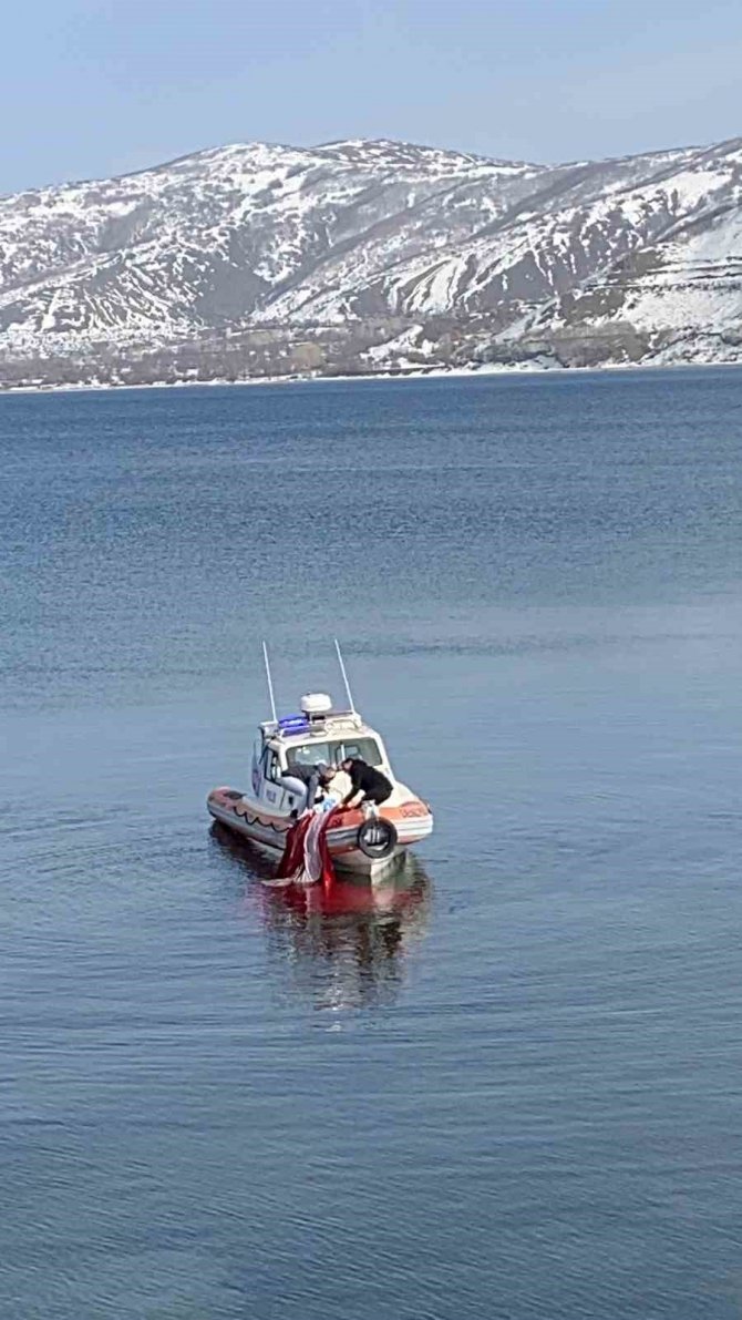 Rüzgarda Van Gölü’ne Düşen Dev Türk Bayrağı Sahil Güvenlik Ekiplerince Çıkarıldı