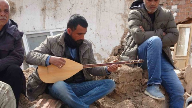 İ̇ki Depremzededen Enkaza Türkü