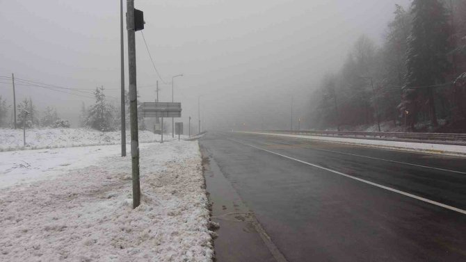 Bolu Dağı’nda Sis Ve Karla Karışık Yağmur Etkili Oluyor