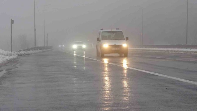 Bolu Dağı’nda Sis Ve Karla Karışık Yağmur Etkili Oluyor