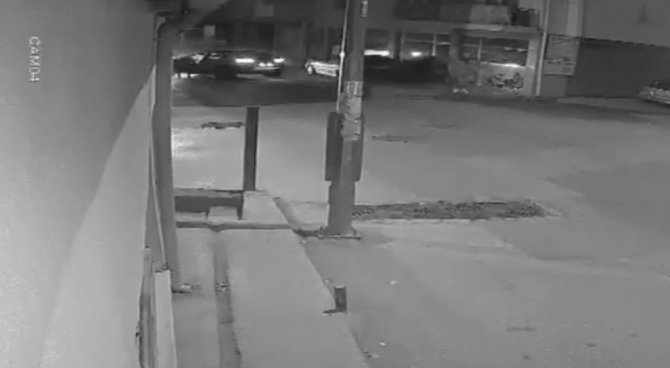 Duvara Böyle Çarptı, Otomobili Bırakıp Kaçtı