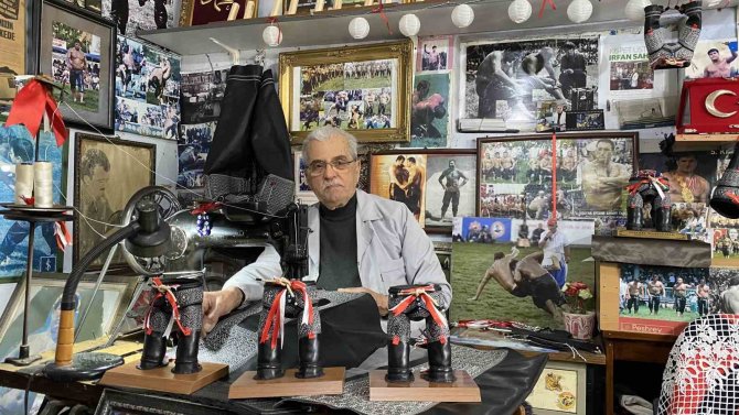 ’Yaşayan İ̇nsan Hazinesi’ İ̇rfan Usta Pehlivanlar İçin 67 Yıldır Kispet Dikiyor